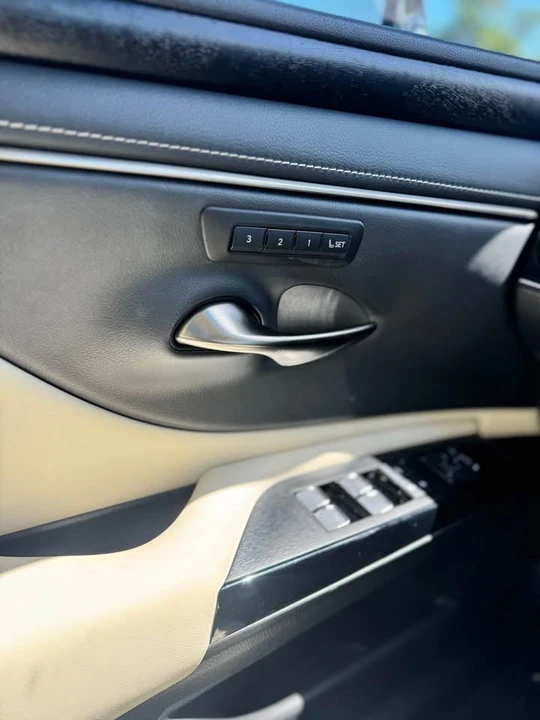 2022 Lexus ES 7th Gen - Image 11 of 19