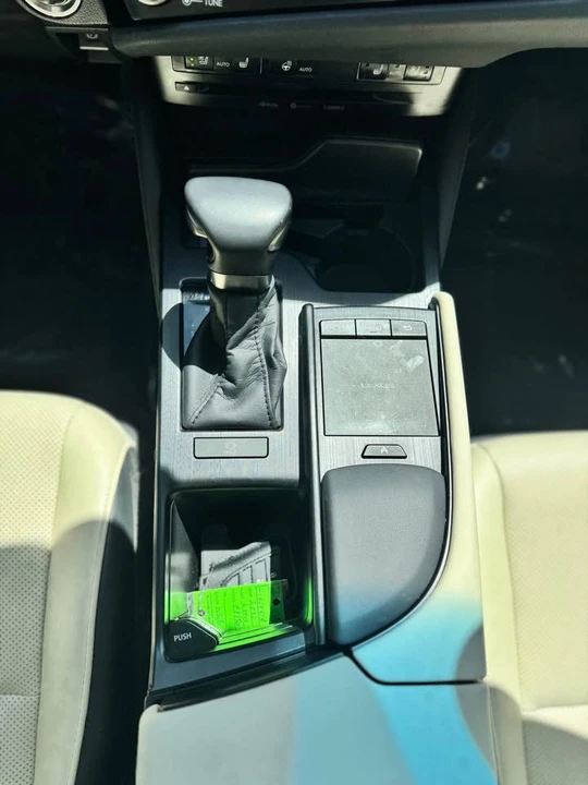 2022 Lexus ES 7th Gen - Image 12 of 19