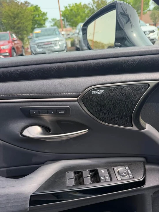 2022 Lexus ES 7th Gen - Image 5 of 7