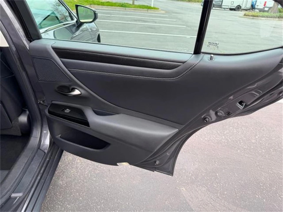 2022 Lexus ES 7th Gen - Image 28 of 31