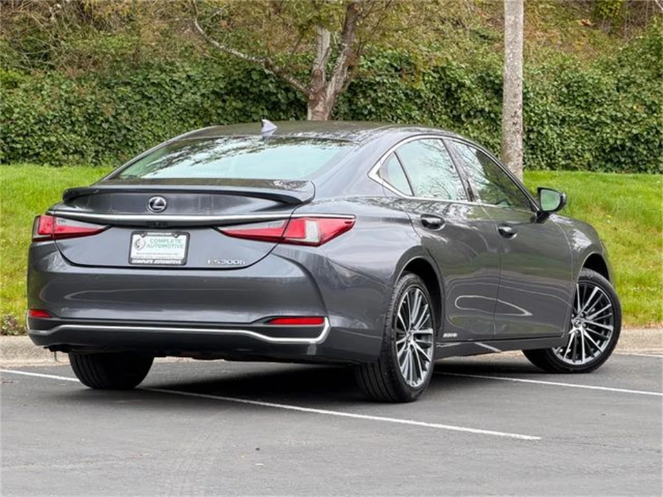 2022 Lexus ES 7th Gen - Image 2 of 31