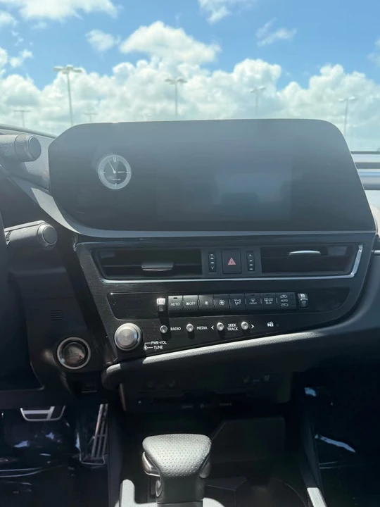 2022 Lexus ES 7th Gen - Image 16 of 18
