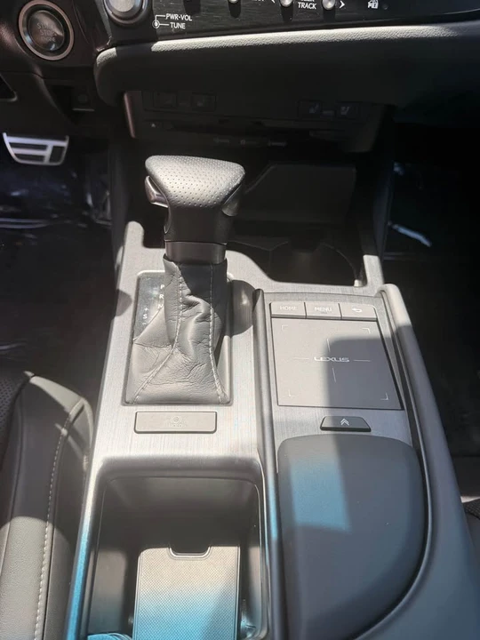 2022 Lexus ES 7th Gen - Image 17 of 18