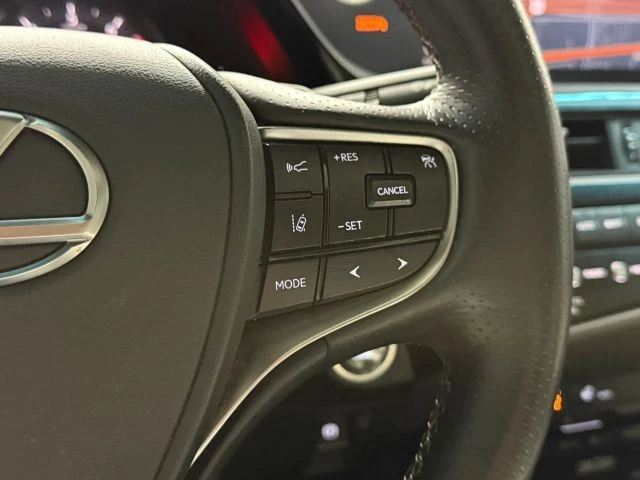 2022 Lexus ES 7th Gen - Image 19 of 21