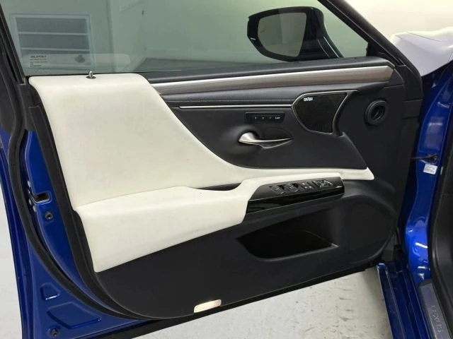 2022 Lexus ES 7th Gen - Image 14 of 21