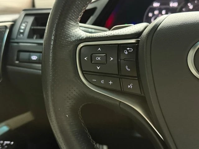 2022 Lexus ES 7th Gen - Image 17 of 21