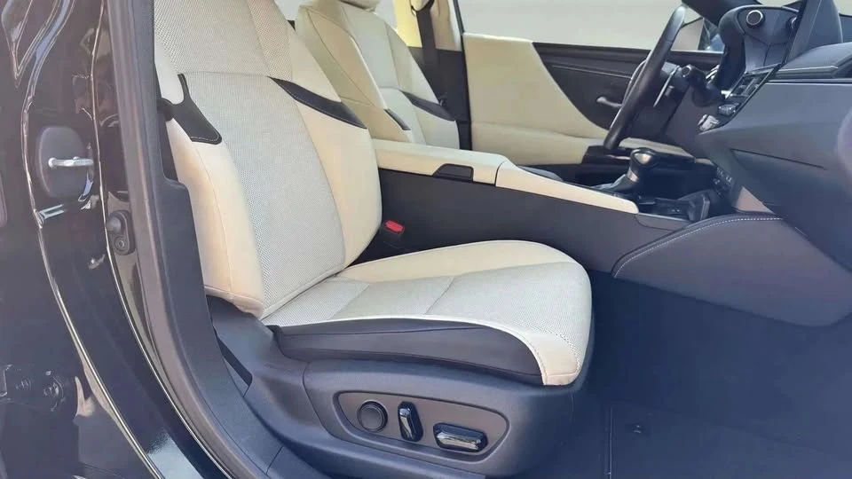 2022 Lexus ES 7th Gen - Image 9 of 16
