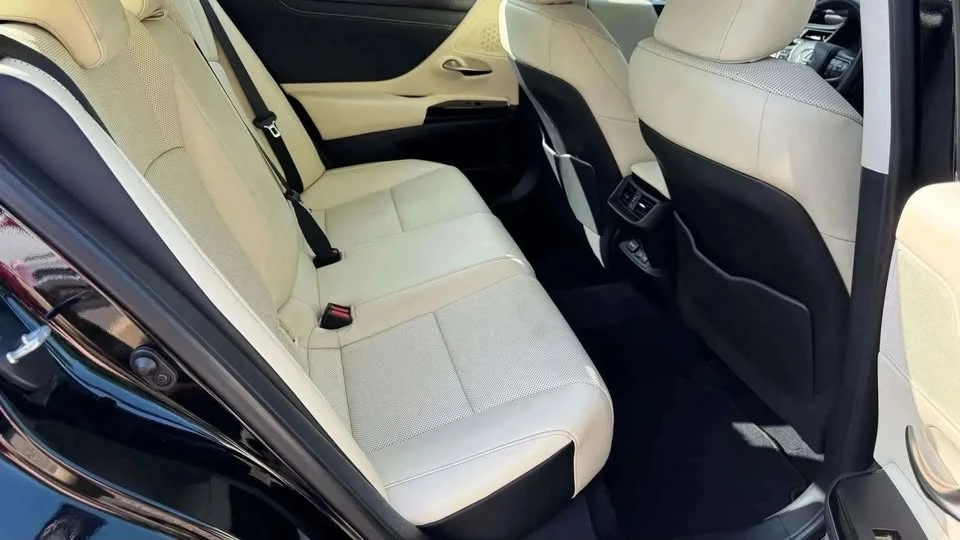2022 Lexus ES 7th Gen - Image 14 of 16