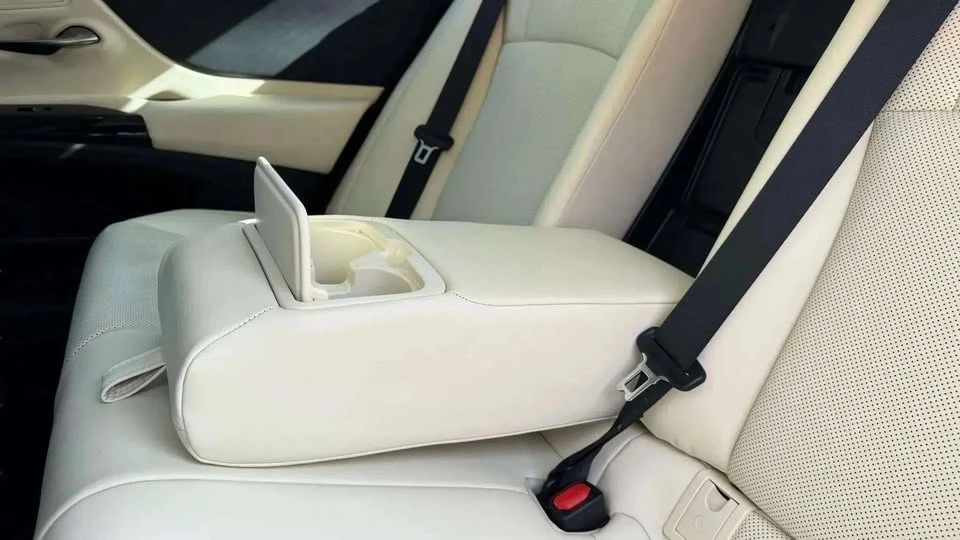 2022 Lexus ES 7th Gen - Image 13 of 16
