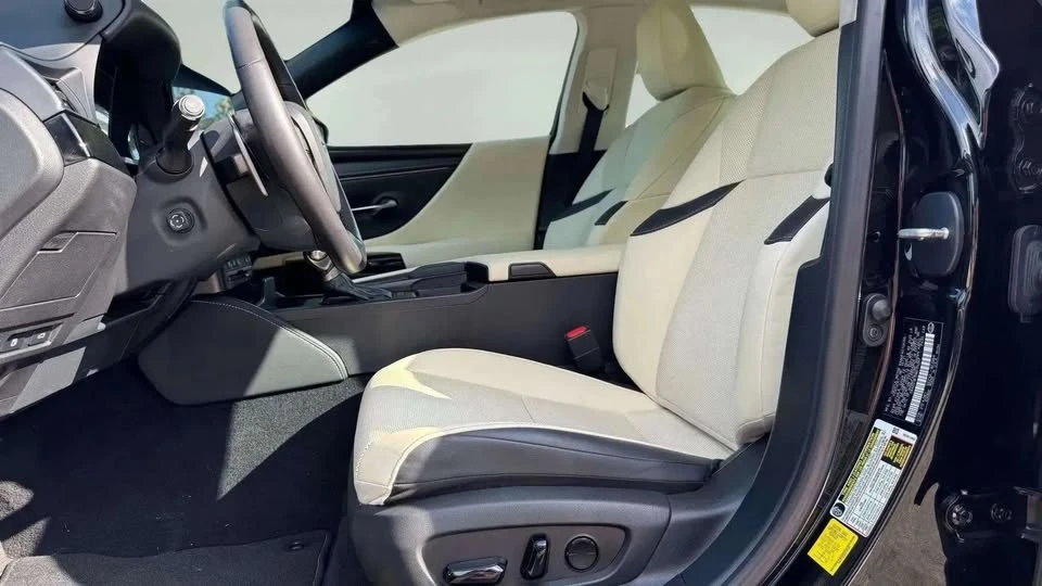 2022 Lexus ES 7th Gen - Image 8 of 16