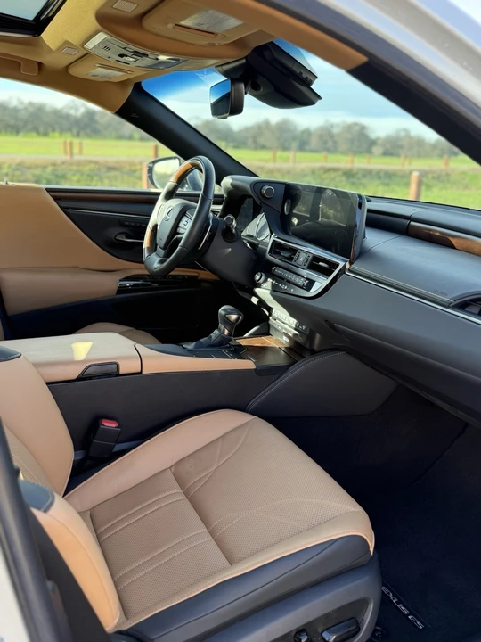 2022 Lexus ES 7th Gen - Image 14 of 15