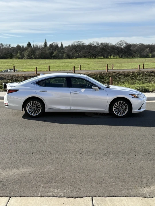 2022 Lexus ES 7th Gen - Image 2 of 15