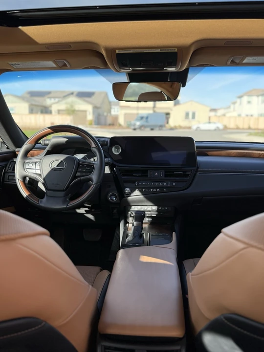 2022 Lexus ES 7th Gen - Image 13 of 15