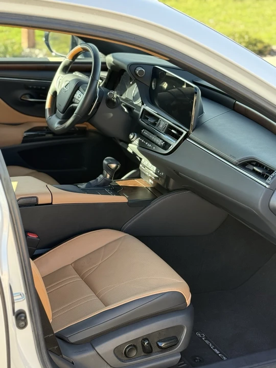 2022 Lexus ES 7th Gen - Image 11 of 15
