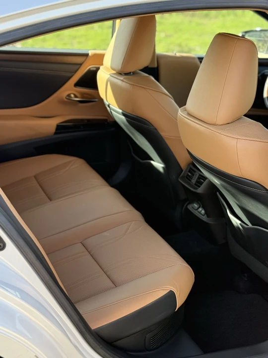 2022 Lexus ES 7th Gen - Image 12 of 15