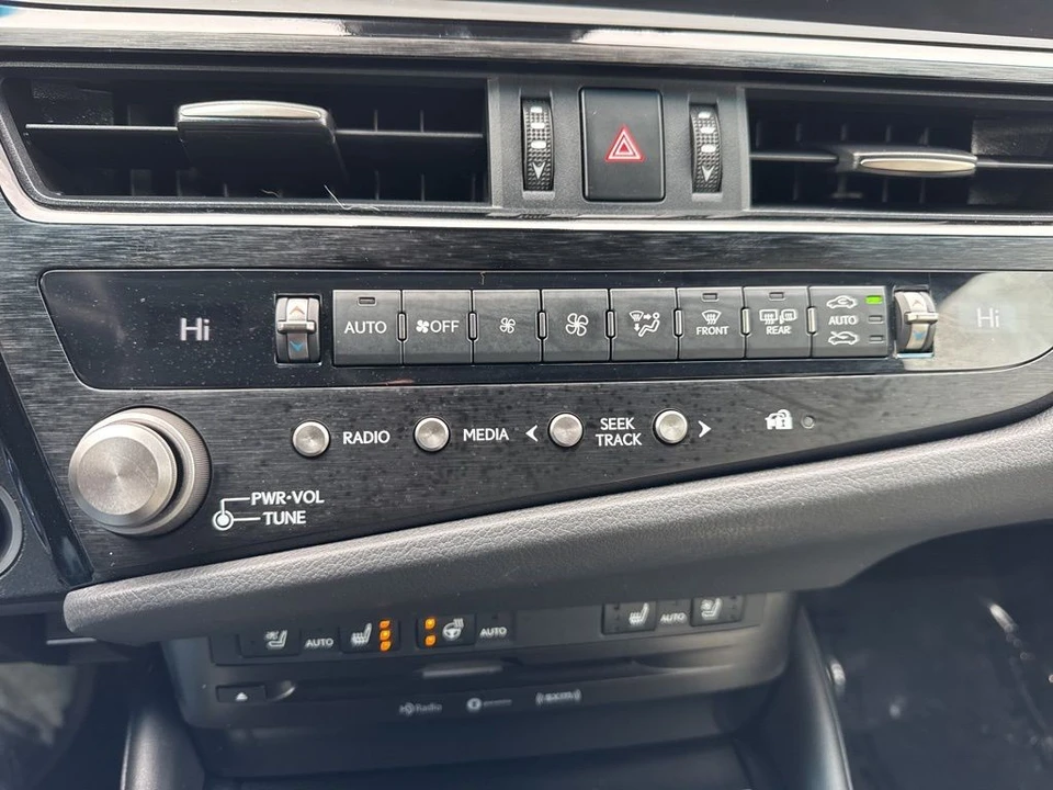 2022 Lexus ES 7th Gen - Image 19 of 21