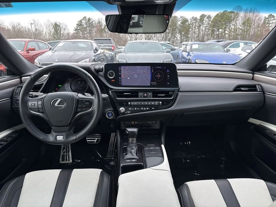 2022 Lexus ES 7th Gen - Image 13 of 21