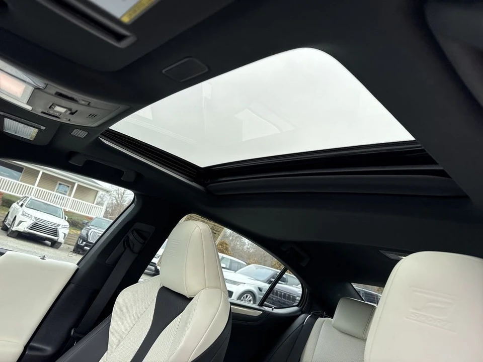 2022 Lexus ES 7th Gen - Image 11 of 21