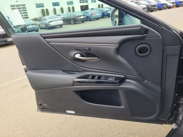 2022 Lexus ES 7th Gen - Image 15 of 21
