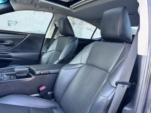 2022 Lexus ES 7th Gen - Image 14 of 21