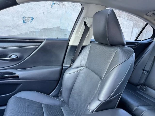 2022 Lexus ES 7th Gen - Image 18 of 21