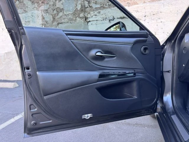 2022 Lexus ES 7th Gen - Image 10 of 21