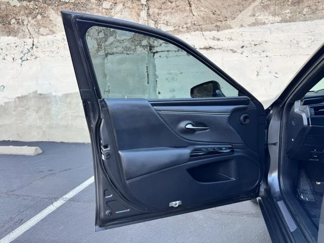 2022 Lexus ES 7th Gen - Image 11 of 21
