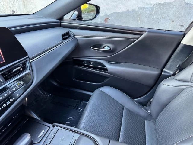 2022 Lexus ES 7th Gen - Image 19 of 21