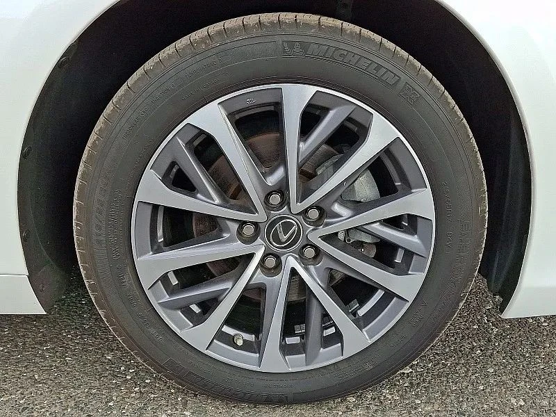 2022 Lexus ES 7th Gen - Image 9 of 12