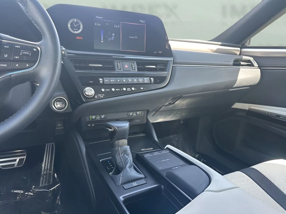 2022 Lexus ES 7th Gen - Image 17 of 21