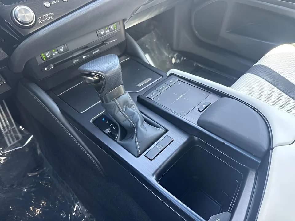 2022 Lexus ES 7th Gen - Image 18 of 21