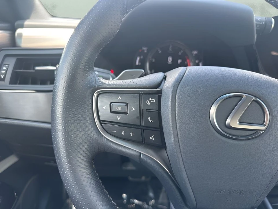 2022 Lexus ES 7th Gen - Image 15 of 21