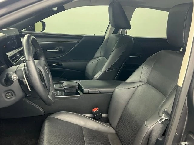2022 Lexus ES 7th Gen - Image 9 of 11