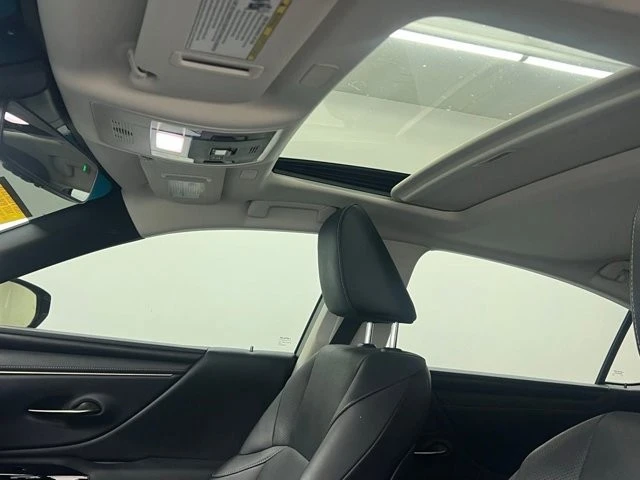 2022 Lexus ES 7th Gen - Image 8 of 11