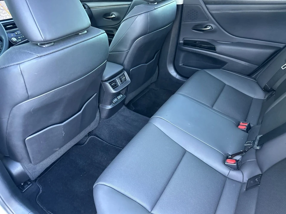 2022 Lexus ES 7th Gen - Image 12 of 21