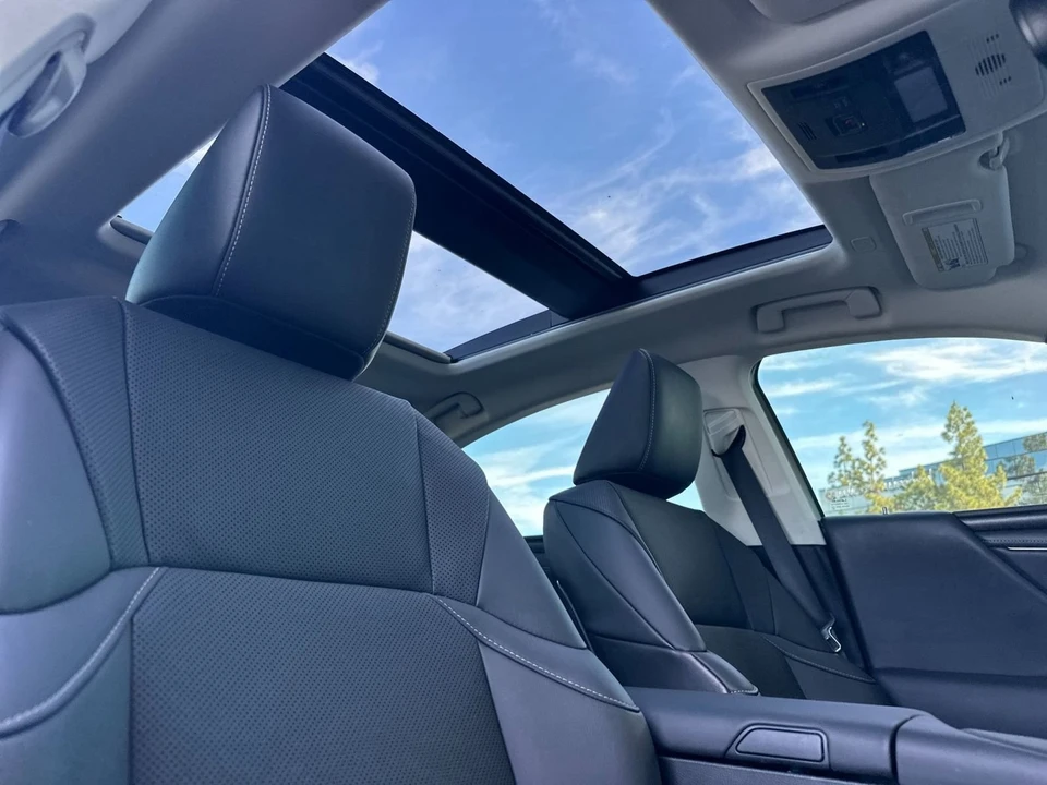 2022 Lexus ES 7th Gen - Image 17 of 21