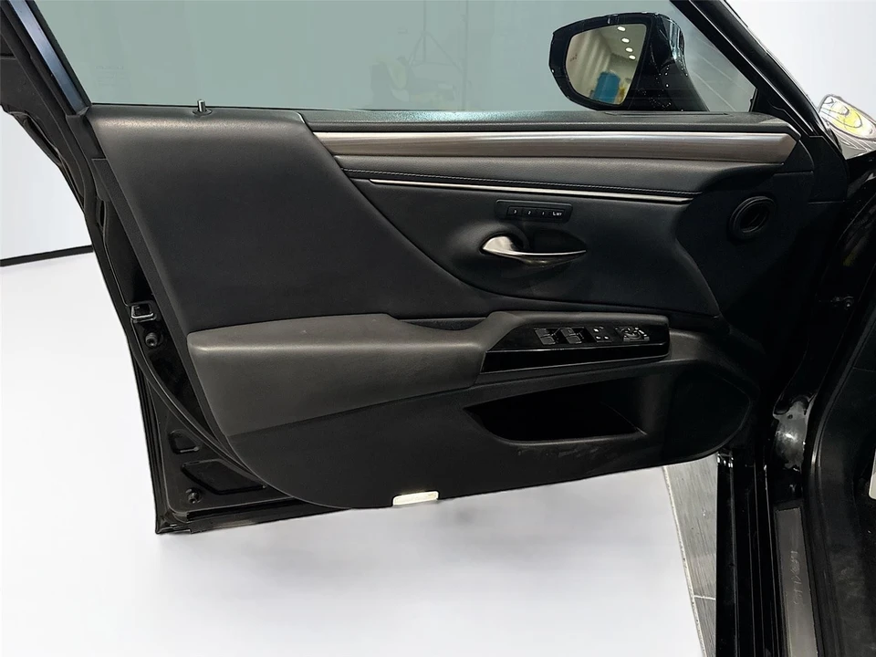 2022 Lexus ES 7th Gen - Image 5 of 16