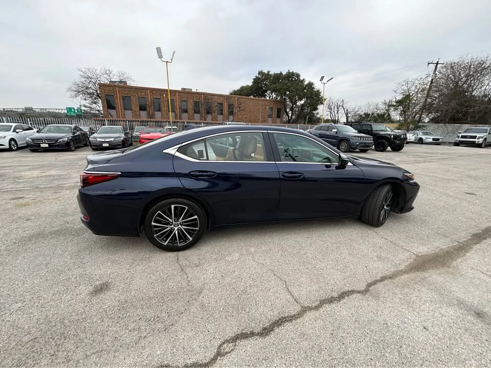 2022 Lexus ES 7th Gen - Image 4 of 14