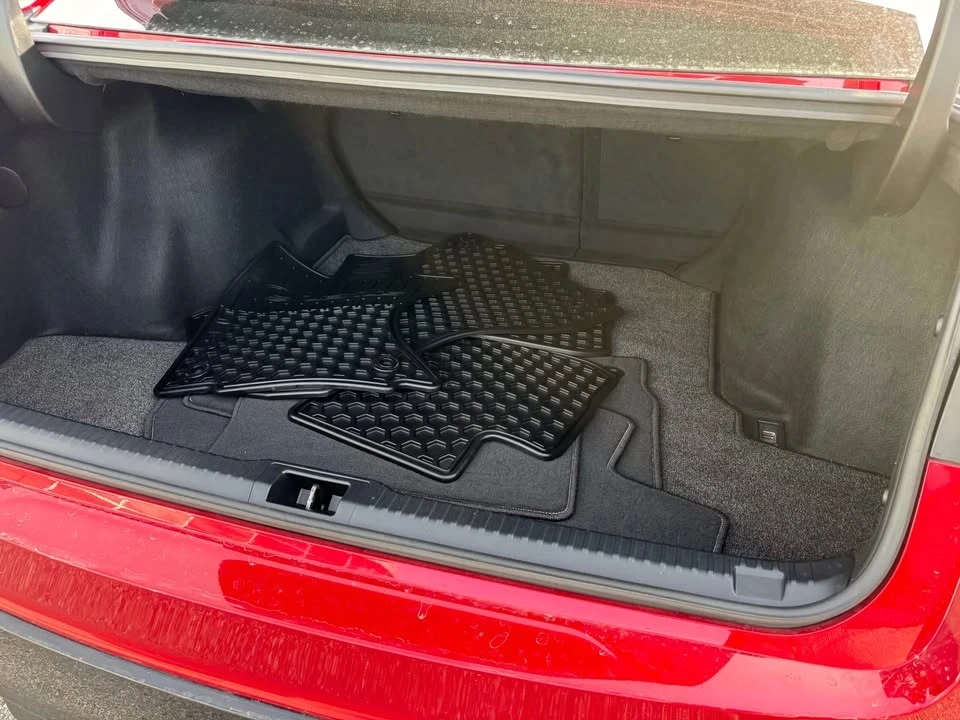 2022 Lexus IS 3rd Gen - Image 17 of 18