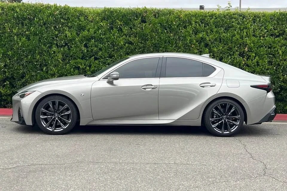 2022 Lexus IS 3rd Gen - Image 5 of 10