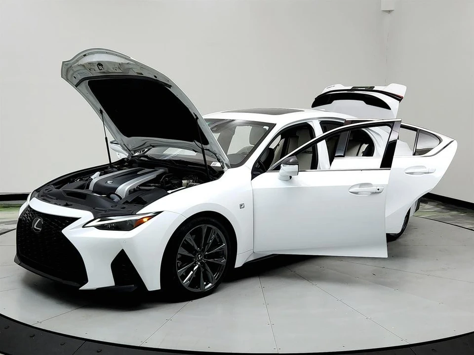 2022 Lexus IS 3rd Gen - Image 9 of 12