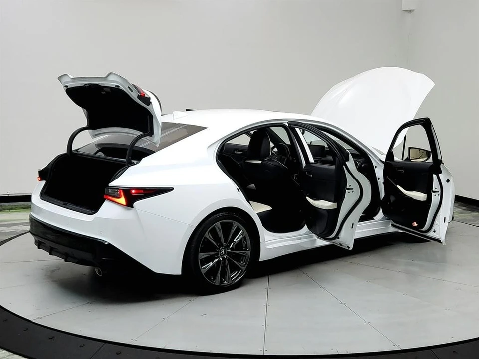 2022 Lexus IS 3rd Gen - Image 11 of 12