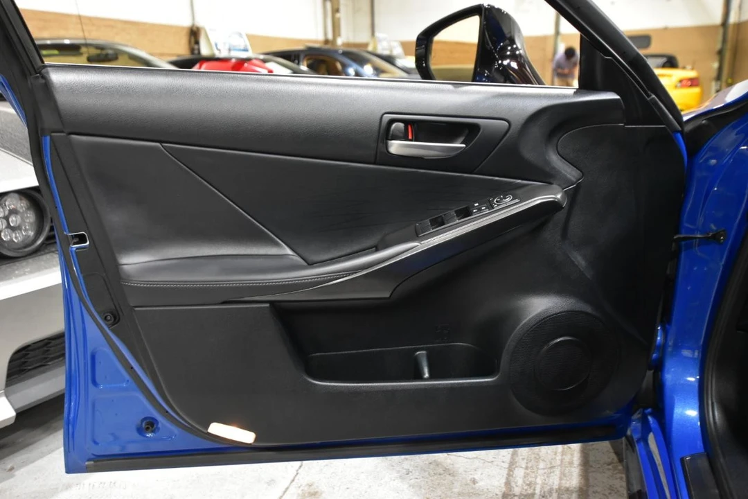 2022 Lexus IS 3rd Gen - Image 11 of 31