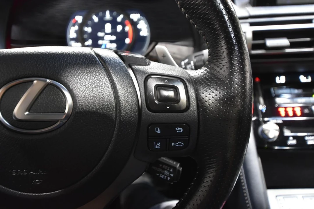 2022 Lexus IS 3rd Gen - Image 19 of 31