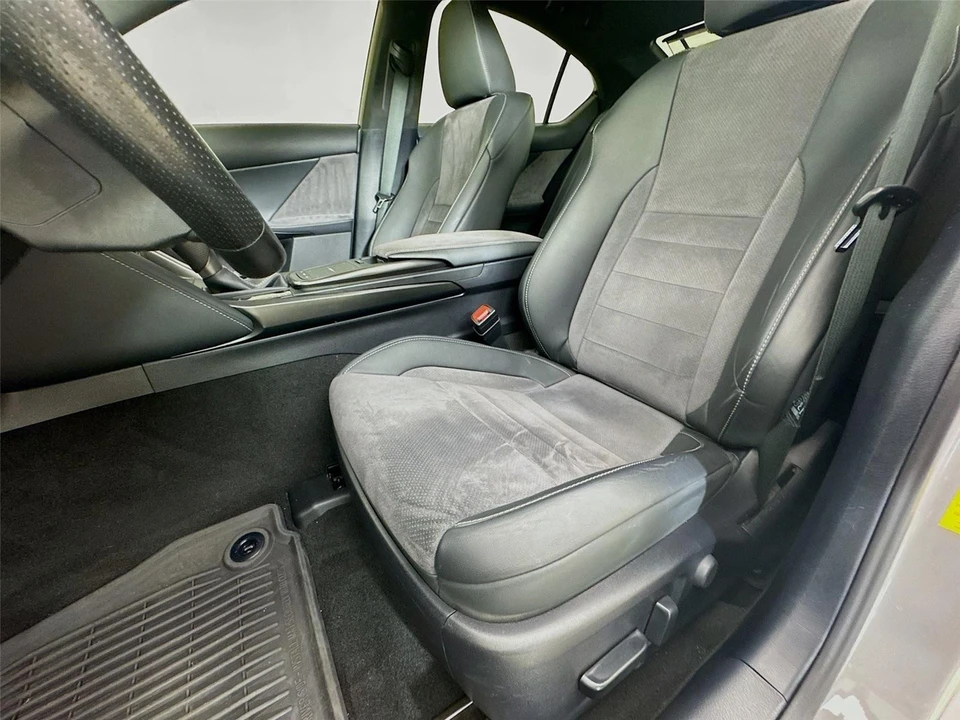 2022 Lexus IS 3rd Gen - Image 20 of 21