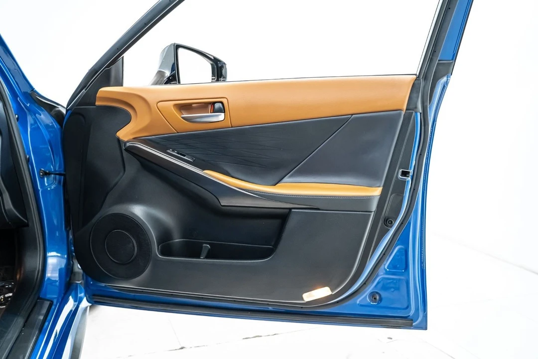 2022 Lexus IS 3rd Gen - Image 26 of 31