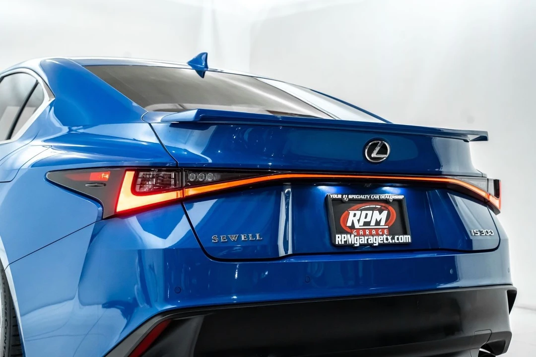 2022 Lexus IS 3rd Gen - Image 11 of 31