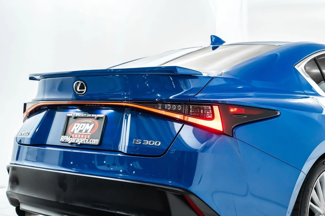 2022 Lexus IS 3rd Gen - Image 12 of 31