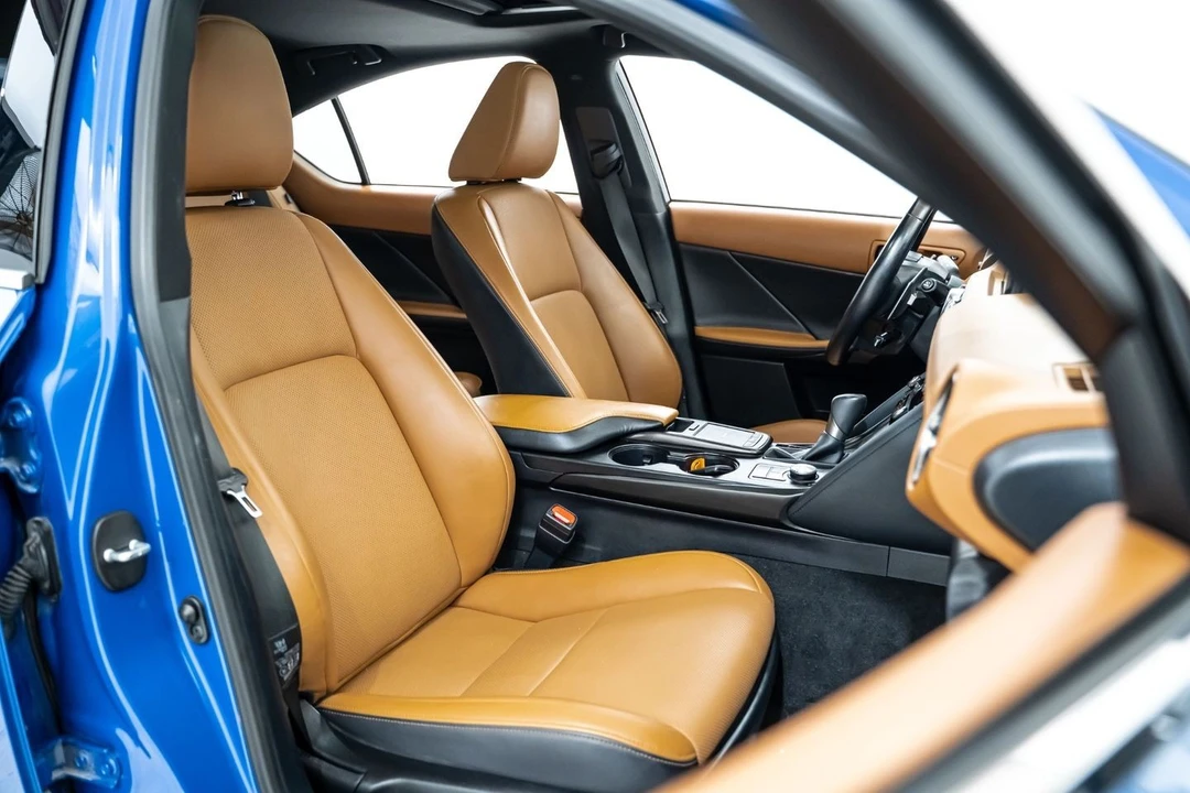 2022 Lexus IS 3rd Gen - Image 28 of 31