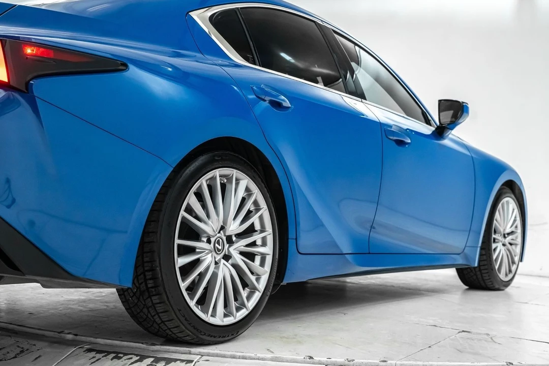 2022 Lexus IS 3rd Gen - Image 13 of 31
